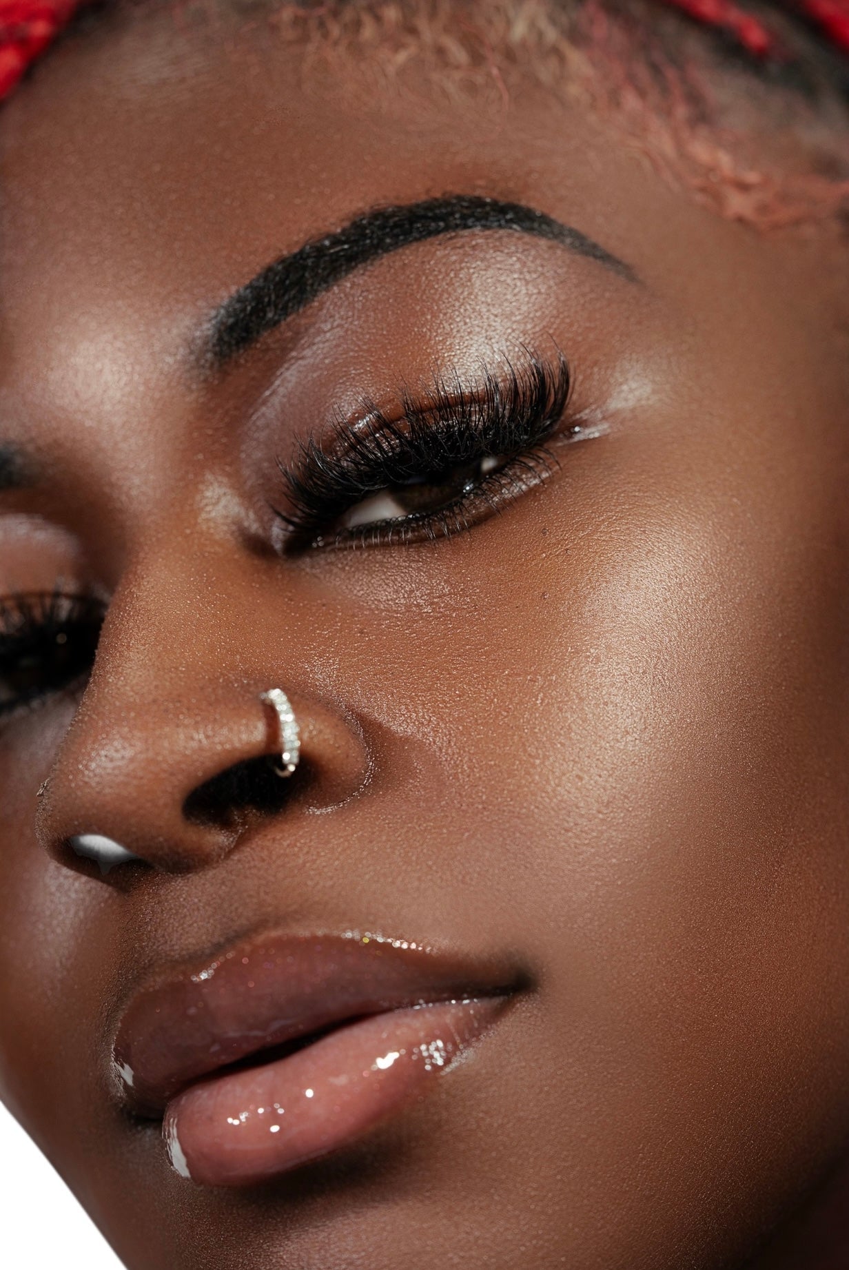 Close-up of a woman wearing luxury mink cluster eyelash extensions Clusters DY044 with a natural, voluminous look