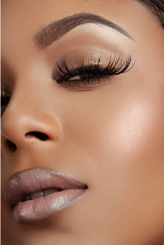 Close-up of a woman's face showcasing long, voluminous bottom clusters eyelashes (BL07)