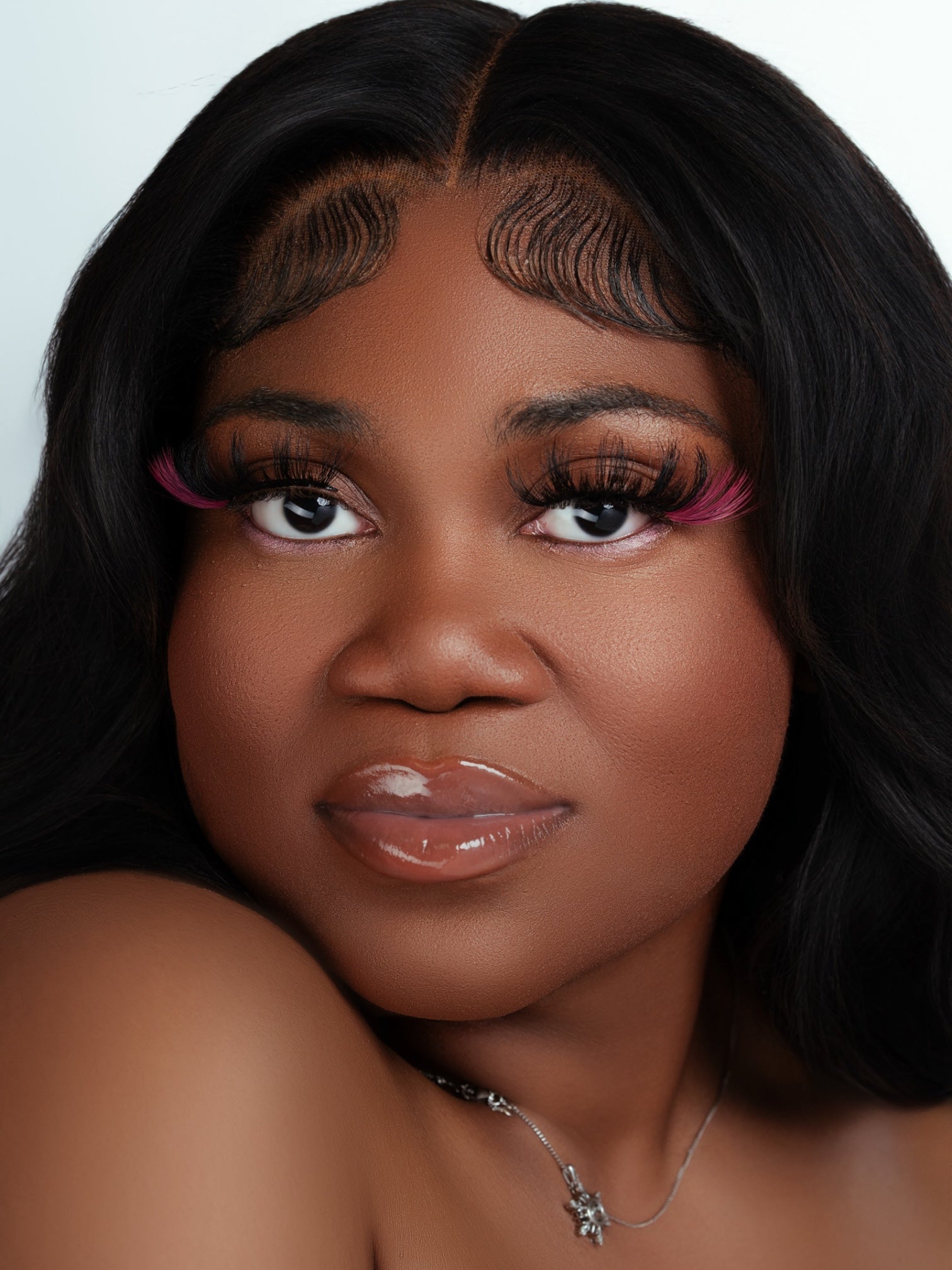 Close-up of a woman wearing 25mm 3D two-tone colored mink eyelashes with a cotton band for a soft, stylish, and eco-friendly look.