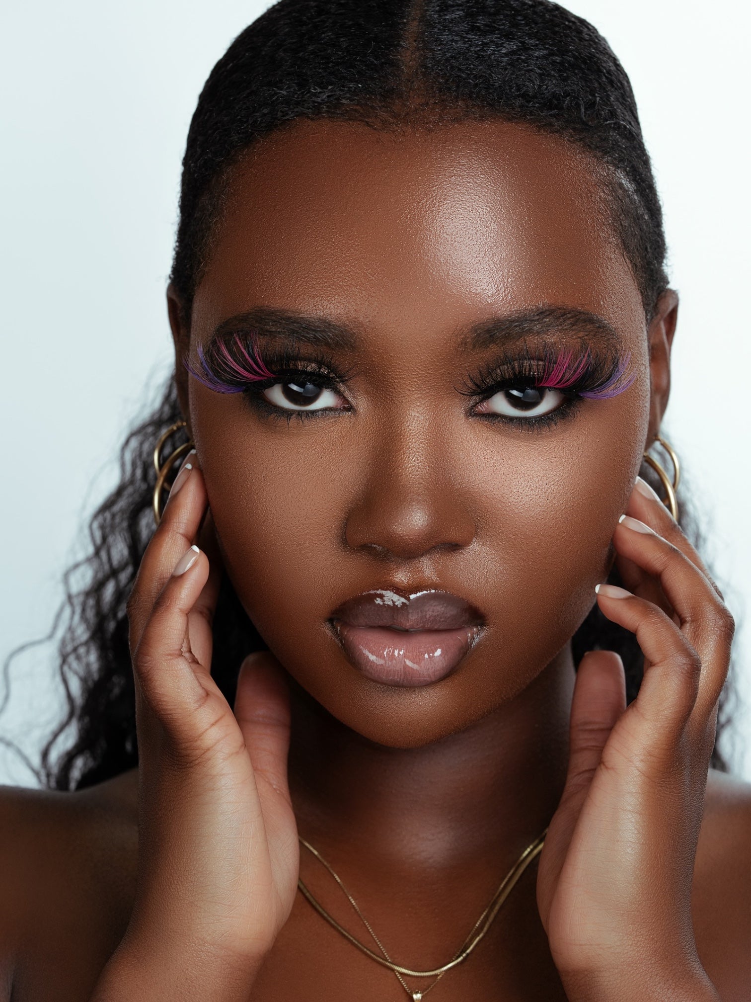 Close-up of woman wearing Diamond 25mm two-tone 3D mink eyelashes with a cotton band, showcasing soft, fluffy, and eco-friendly false lashes.