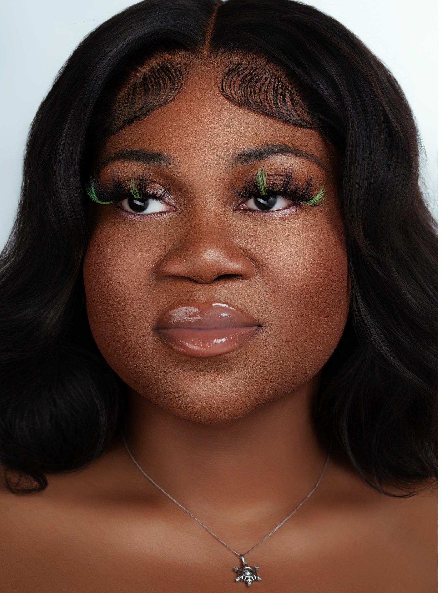 Close-up of a woman wearing 25mm 3D mink two-tone colored fluffy eyelashes with a cotton band for a natural and stylish look