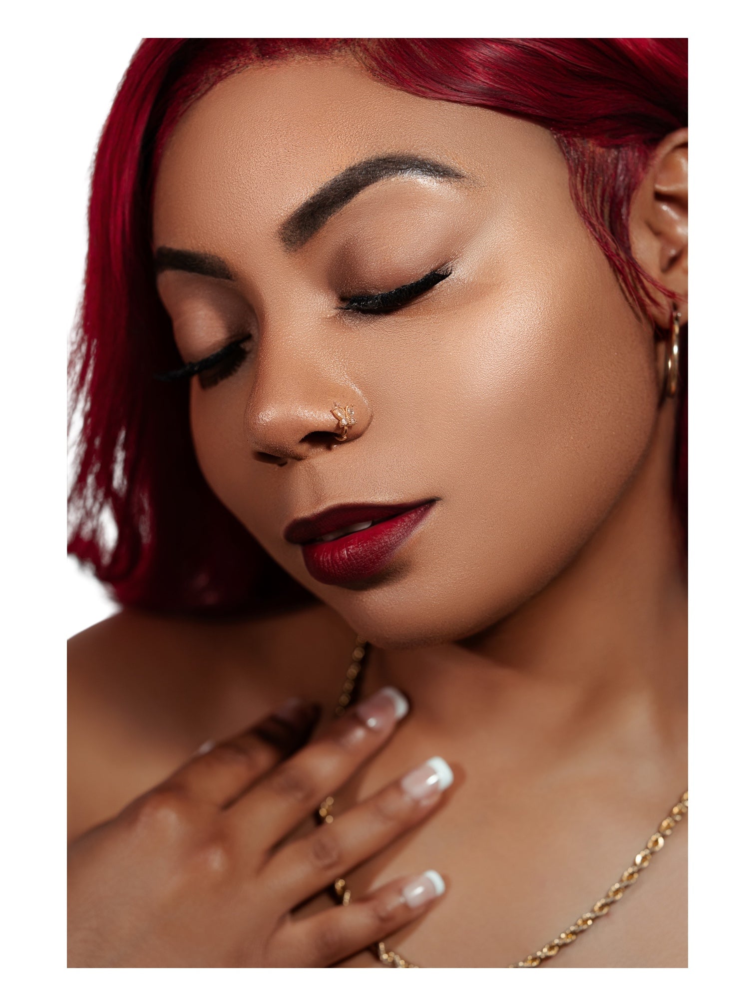 Close-up of a woman with luxurious mink cluster eyelash extensions Clusters DY042, featuring voluminous, natural-looking long lashes.